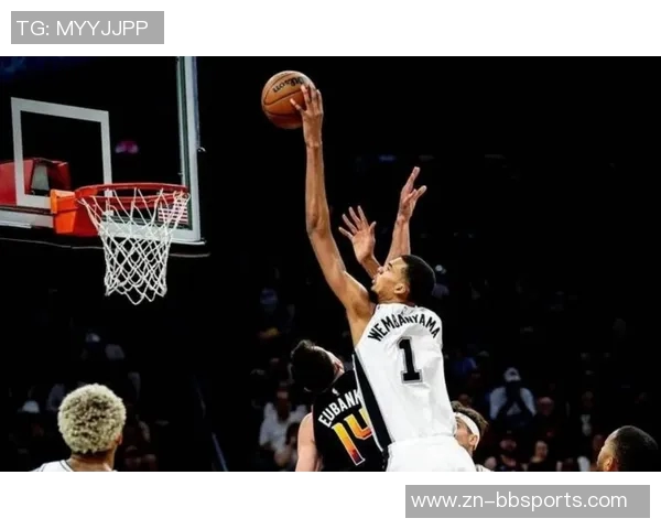 戈贝尔两年首次尝试三分球未中贡献13分12篮板展现进步决心